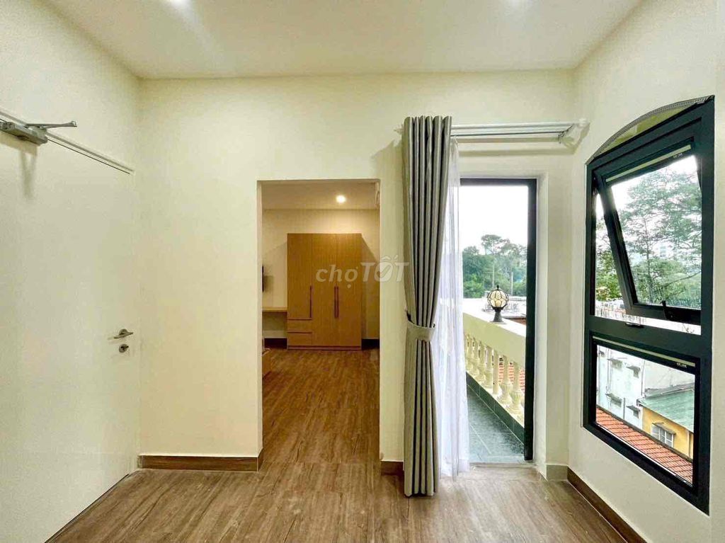 Open the service apartment immediately.