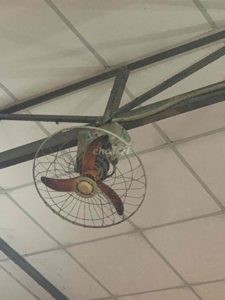 It's the owner who rents the room with the air conditioning.