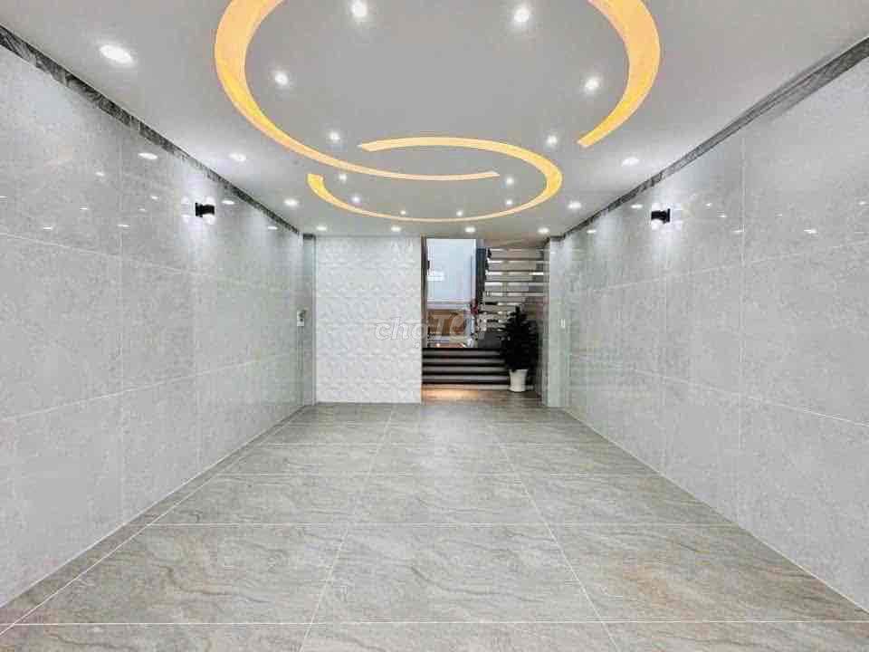 The 5th floor bedroom, 5th floor FUIll Seven toilets.