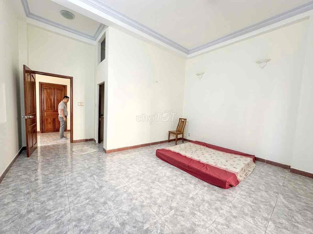 Rent a Bình Lợi, 133, Bình Thạnh. area 5 x 20 meters. It costs 23 million a month.