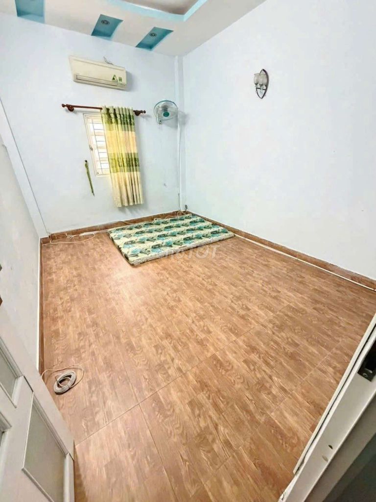 Lê Sao. Tân Phú (3 bedrooms, 2 toilets). There are three air conditionings available. 126 m2 used area