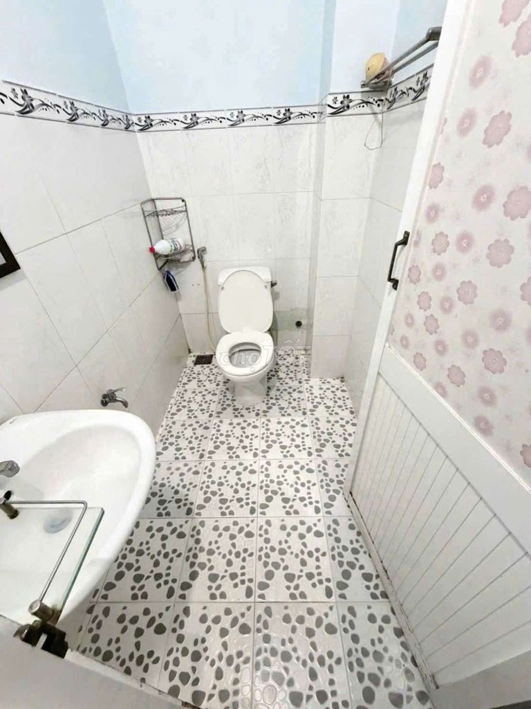 Lê Sao. Tân Phú (3 bedrooms, 2 toilets). There are three air conditionings available. 126 m2 used area