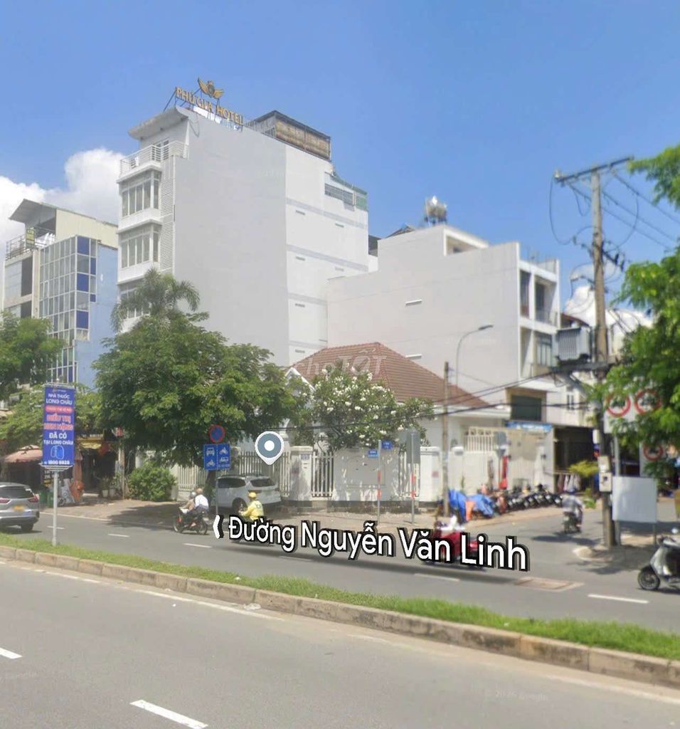 Rent a two-sided Nguyễn Văn Linh house.