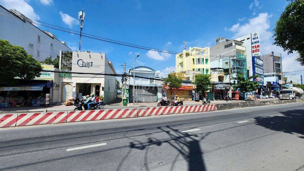Rent a two-sided Nguyễn Văn Linh house.