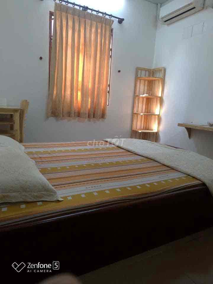 The 11-foot Lavelli Inn is 500 meters from the county for a female.