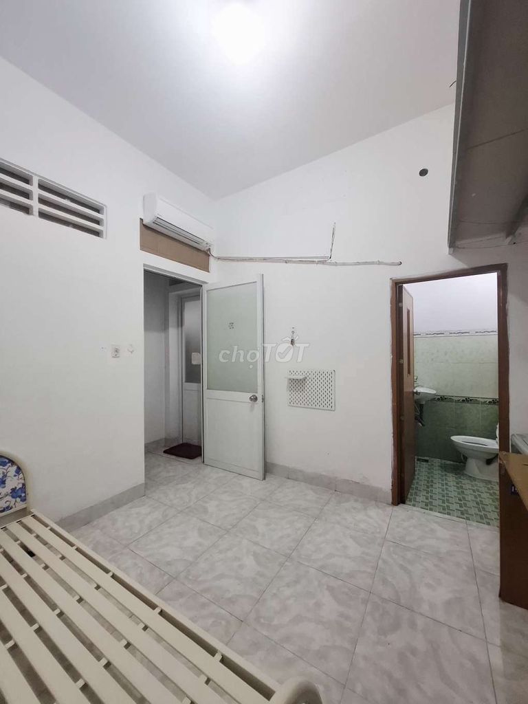 Rent a closed-in-the-house suite in District 10 to 3.5 million a month.