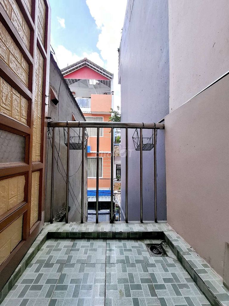 Rent a closed-in-the-house suite in District 10 to 3.5 million a month.