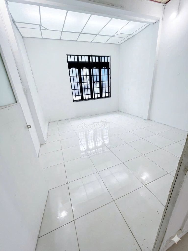 3 meters of garden, 4 x 13 meters, 1 floor, 3 bedroom, 2 toilets
