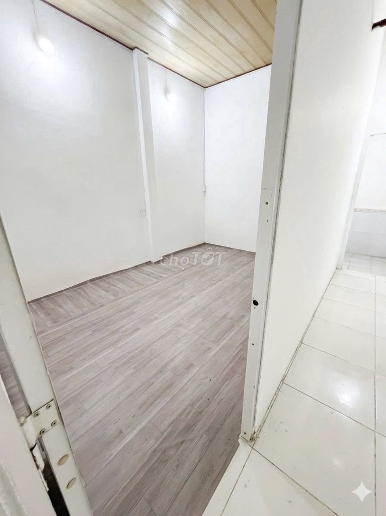3 meters of garden, 4 x 13 meters, 1 floor, 3 bedroom, 2 toilets