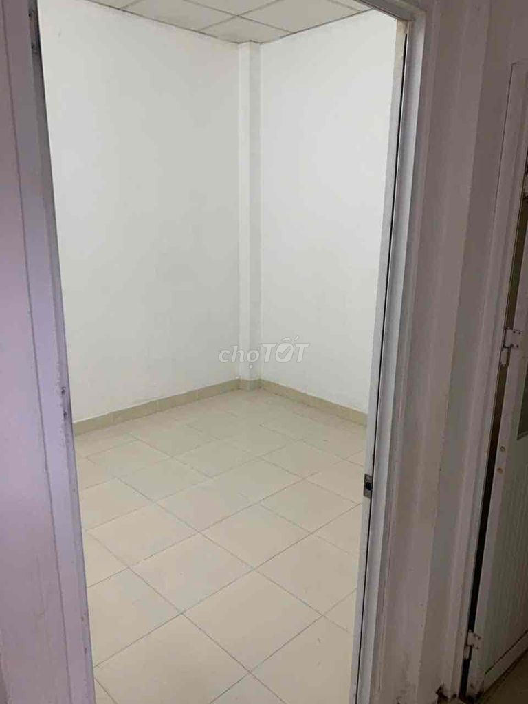 Rent the entire Nguyễn Thượng Hiền Shire Street.