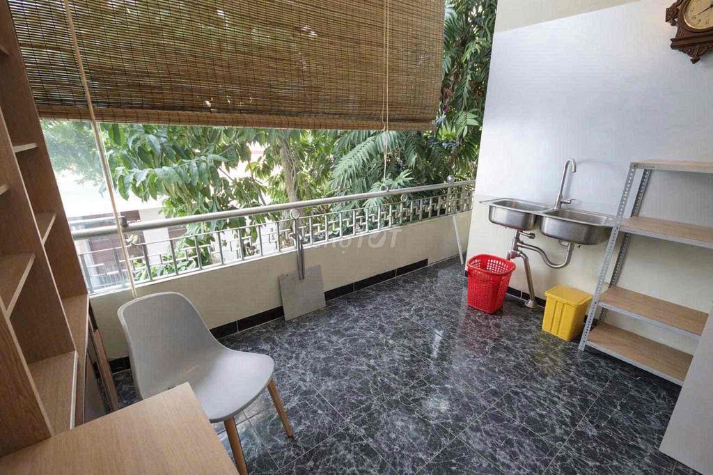 A super-special Tân Bình open-salt balcony hotel.
