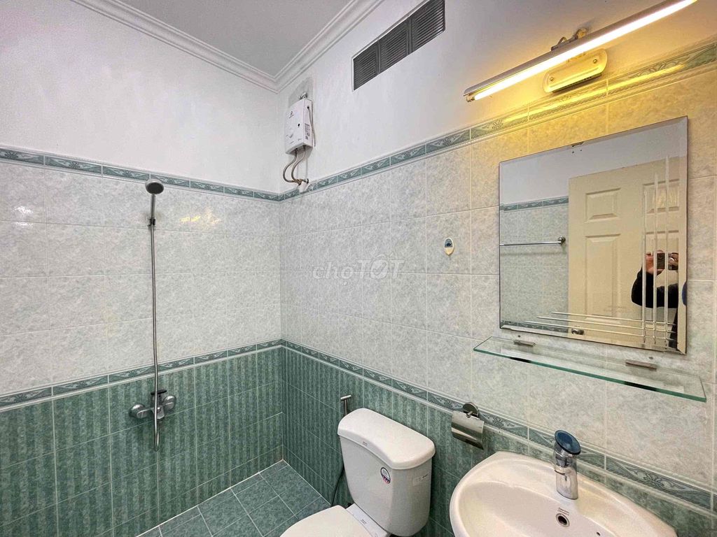 Rent room full senior interior