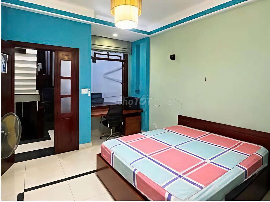 The number one is near Lâm Văn Bền, the second floor of the fourth floor.