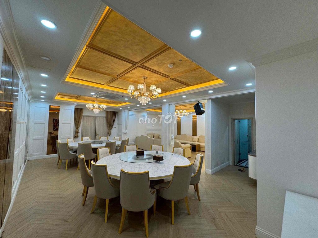 Rent 10 meters across cityland center ten by 20 meters four-story engine