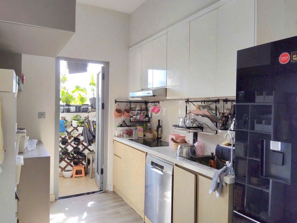 Rent apartment 2 Lux Garden bedroom, full interior, high-line view, uptown.