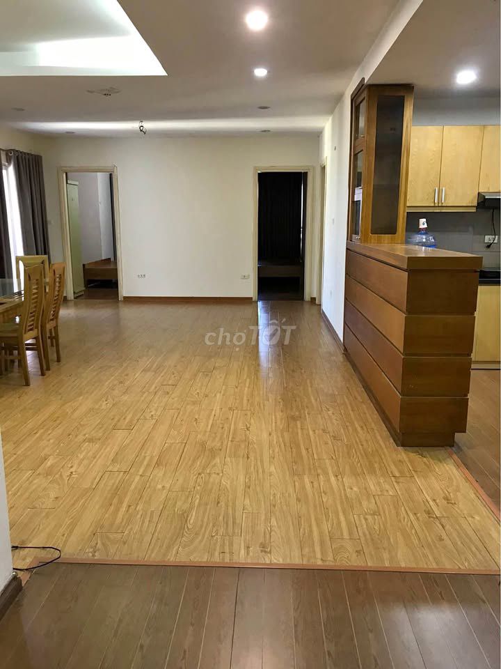 Rent Chung cư Phú Thọ, Nguyễn Thị Nhỏ-Ba 3 bedrooms, ntcb at 14 million a month.