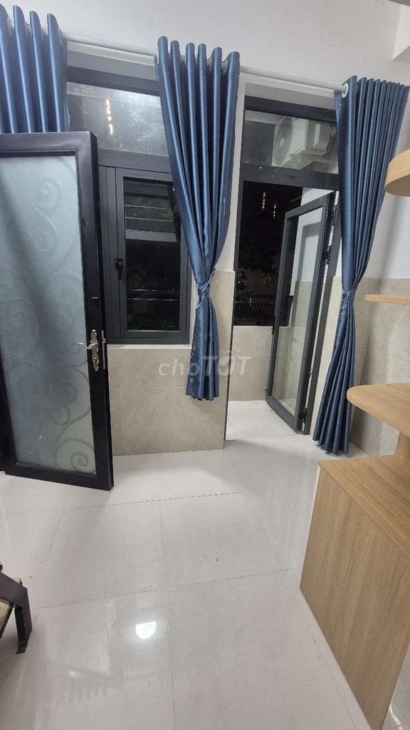 The balcony room, the Cold Machine, it's so beautiful.