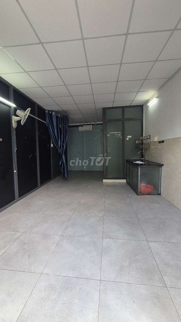 The ground floor motel is 30 meters wide, separate Nguyễn Văn Quá.