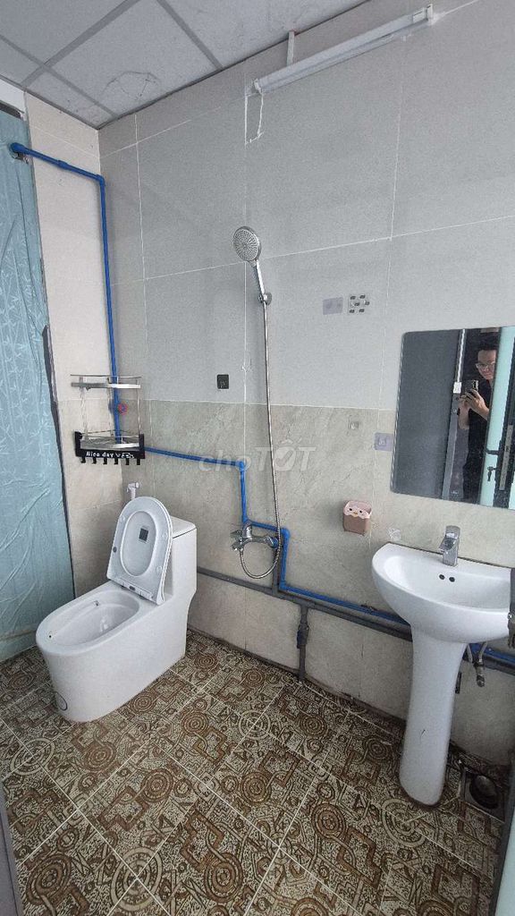 The ground floor motel is 30 meters wide, separate Nguyễn Văn Quá.