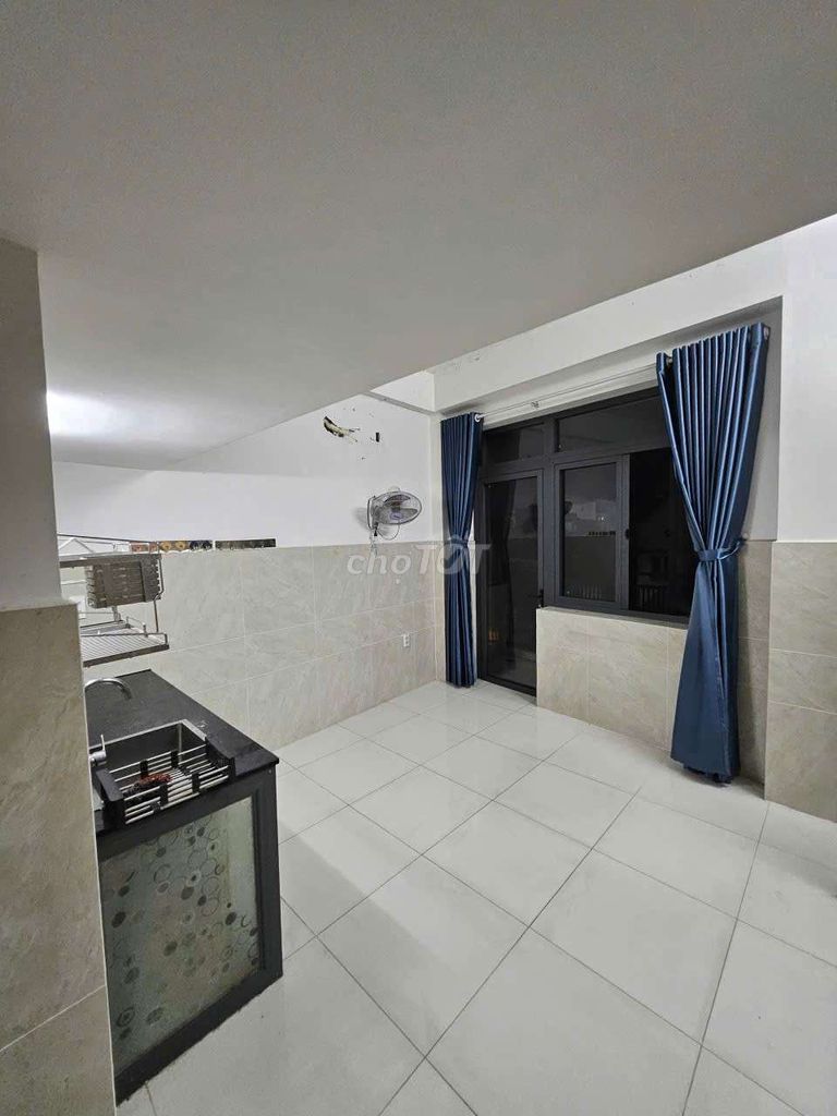 The ground floor motel is 30 meters wide, separate Nguyễn Văn Quá.