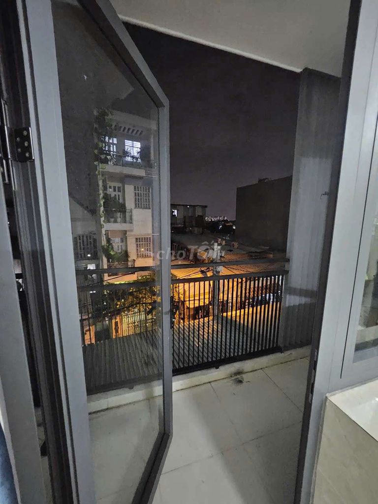 The ground floor motel is 30 meters wide, separate Nguyễn Văn Quá.