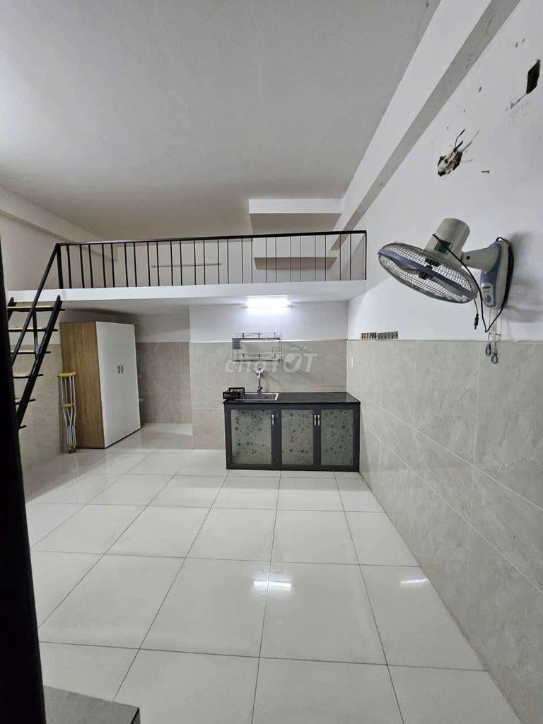 The ground floor motel is 30 meters wide, separate Nguyễn Văn Quá.