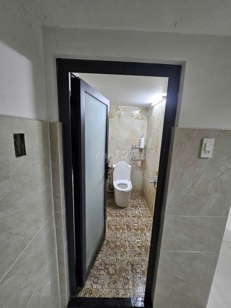 The ground floor motel is 30 meters wide, separate Nguyễn Văn Quá.