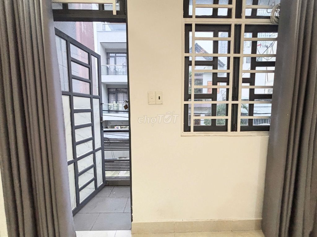Room balcon 5 million and 5 right at Nguyễn Văn Thương, old D1