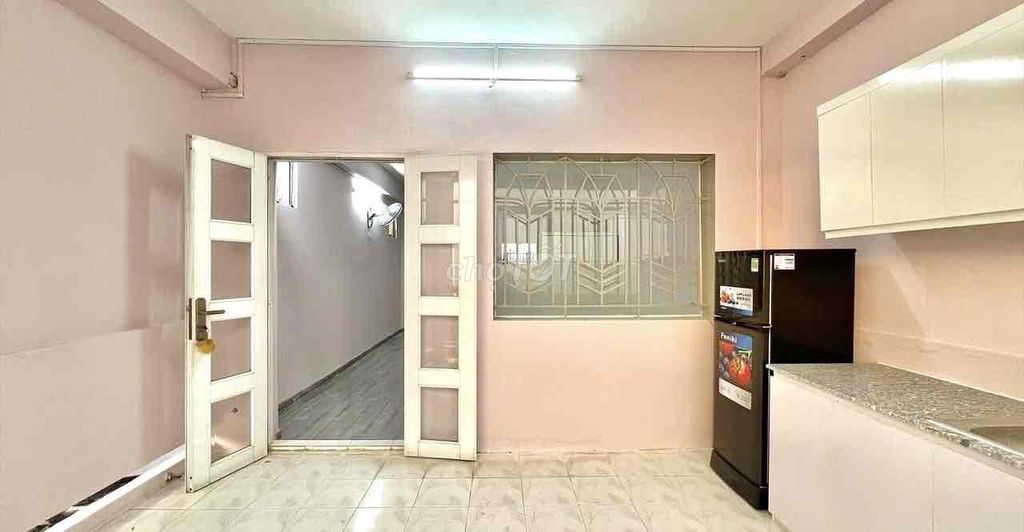 The balcony room is 40 meters. There's an interior kitchen, county 3.