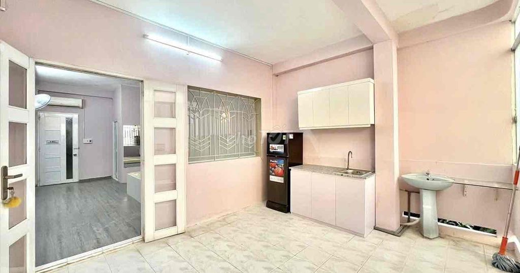 The balcony room is 40 meters. There's an interior kitchen, county 3.