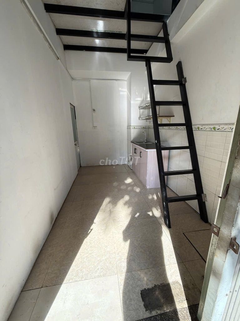 Here's a checkout for the Tân Phú-Dương Văn Dương casher with the air conditioning.