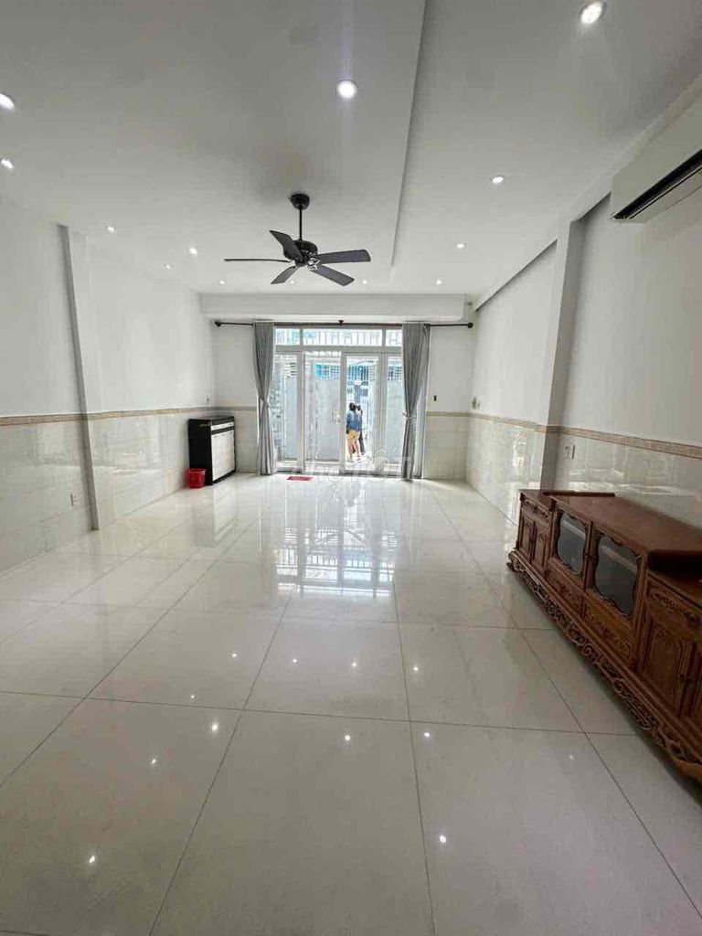 Rent a two-story three-way bedroom. Three car toilets in the house for 20 million.