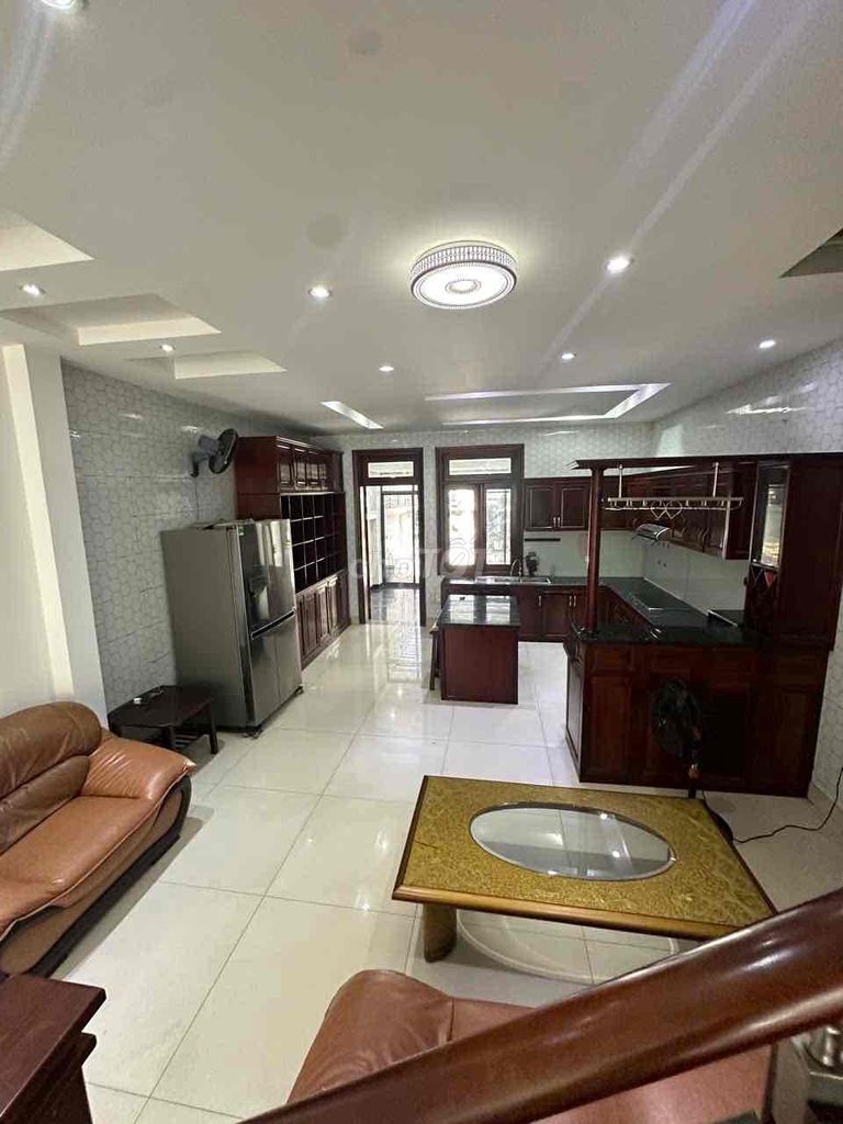 Rent a two-story three-way bedroom. Three car toilets in the house for 20 million.