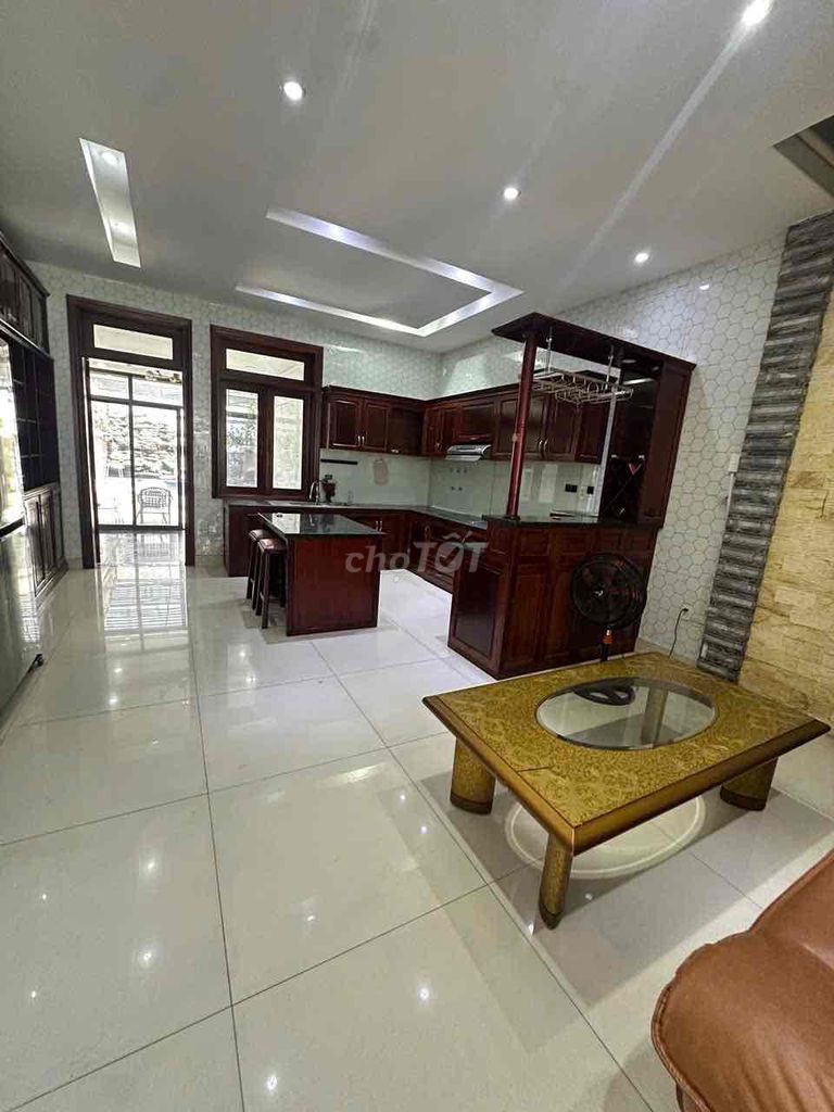 Rent a two-story three-way bedroom. Three car toilets in the house for 20 million.