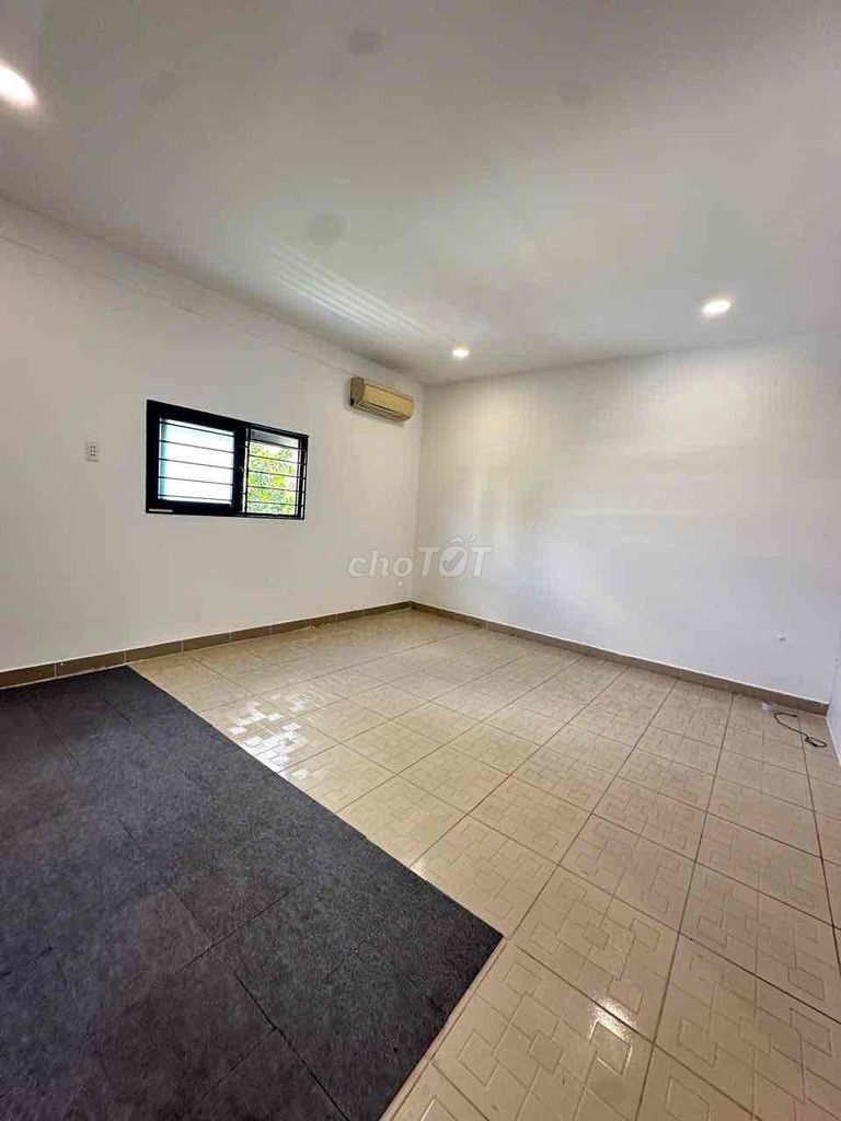 Rent a two-story three-way bedroom. Three car toilets in the house for 20 million.