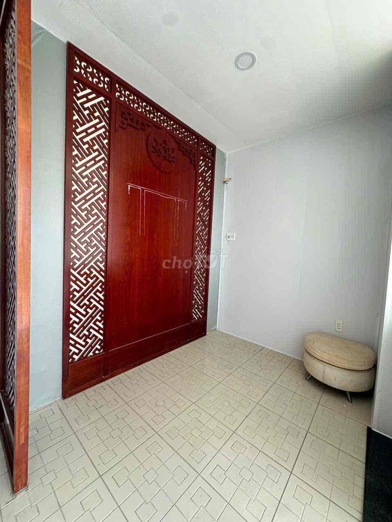 Rent a two-story three-way bedroom. Three car toilets in the house for 20 million.