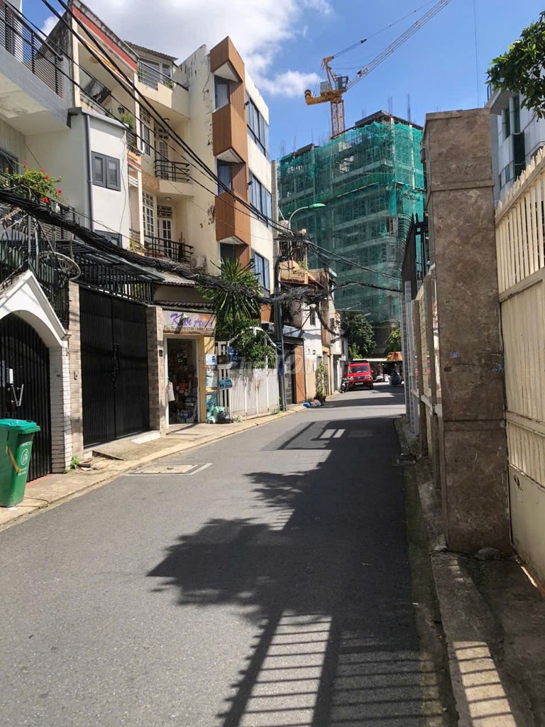 front house 2 A Nguyễn Thị Huỳnh 0.5 x16 meters, 5 floors, 30 million