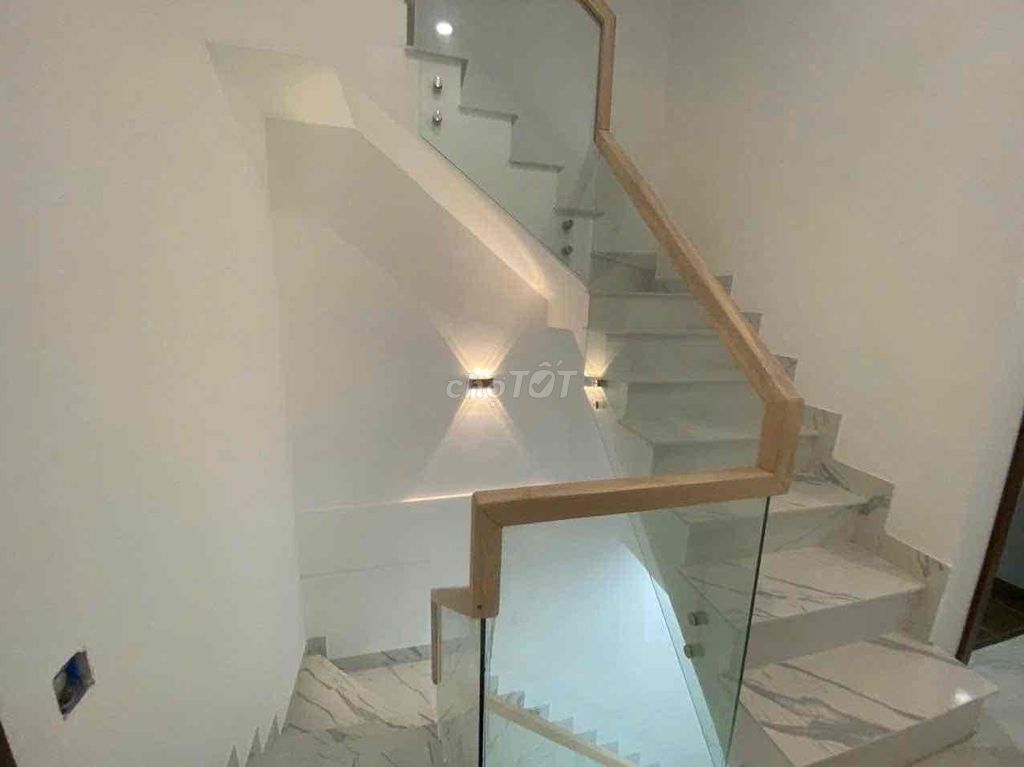 2 floors, 4 bedrooms, 3