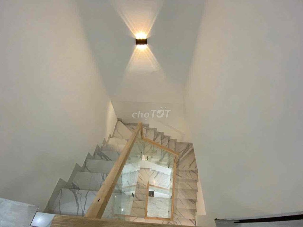 2 floors, 4 bedrooms, 3
