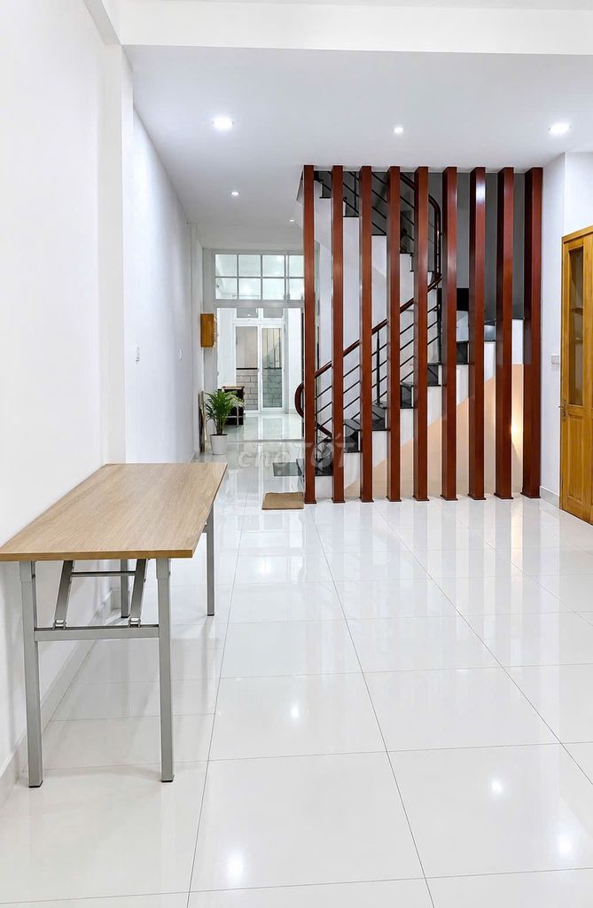 Vips! Front 12 meters of paint, 3 floors, 4 x 17 meters, 6 rooms, 4 toilets