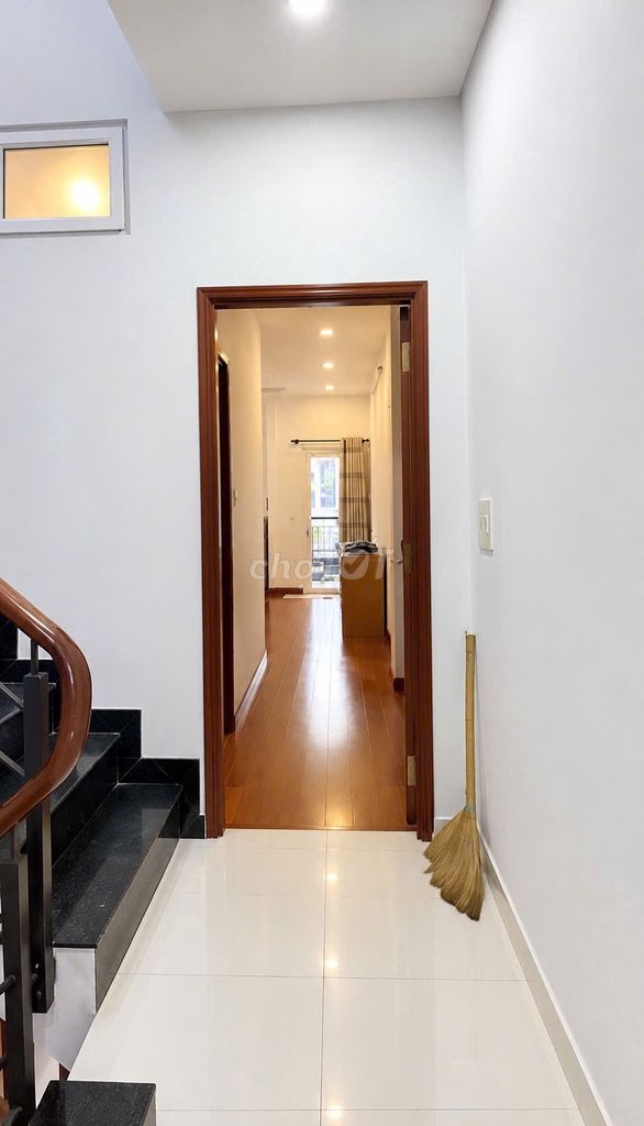 Vips! Front 12 meters of paint, 3 floors, 4 x 17 meters, 6 rooms, 4 toilets