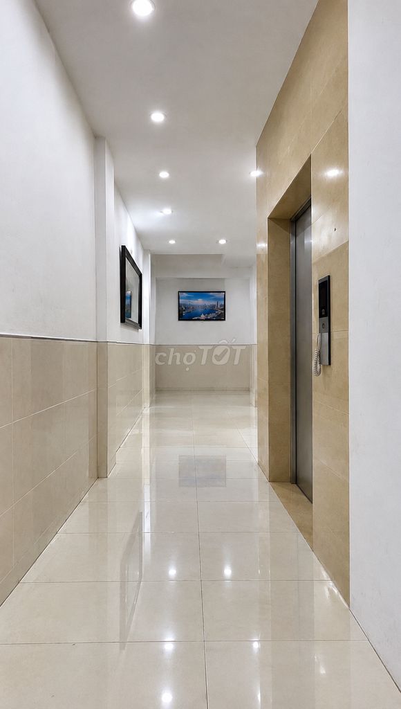 Vips! Front 12 meters of paint, 3 floors, 4 x 17 meters, 6 rooms, 4 toilets