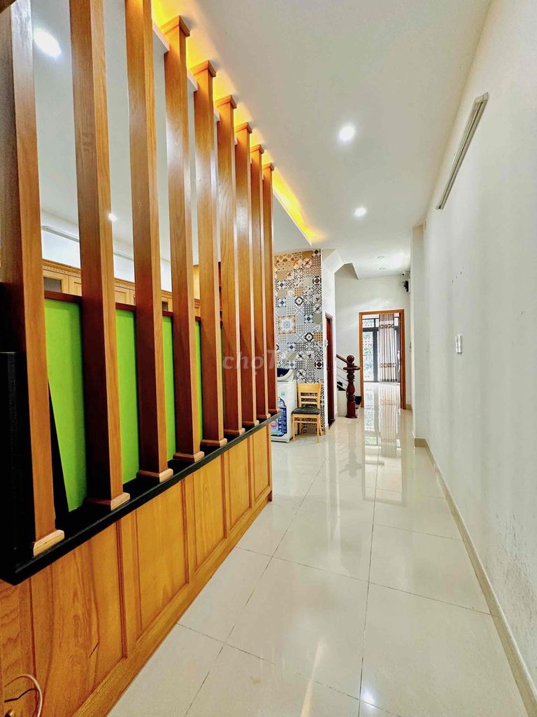 A full-story kitchen room - K300 Special Markets.