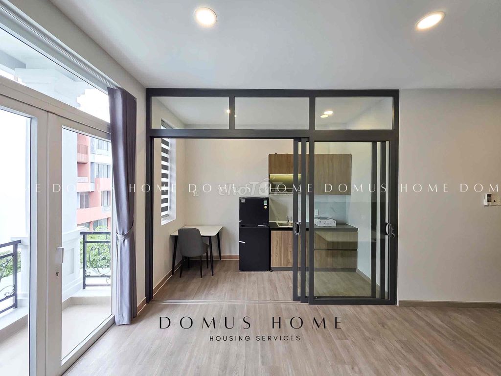 Opening the mini-bar with balconies in Mart District 7.