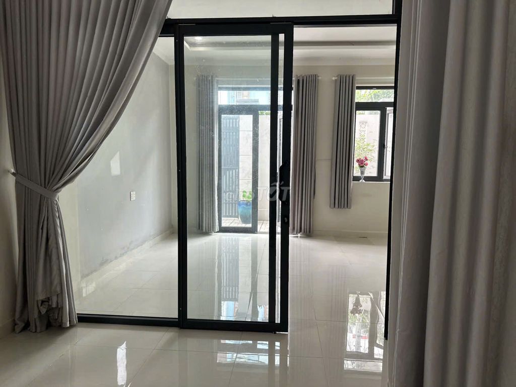 Rent the service apartment of 1.2 bedrooms, near the Middle Chinese P.M., University of Huflit, for 5.3-6.5 million a month.