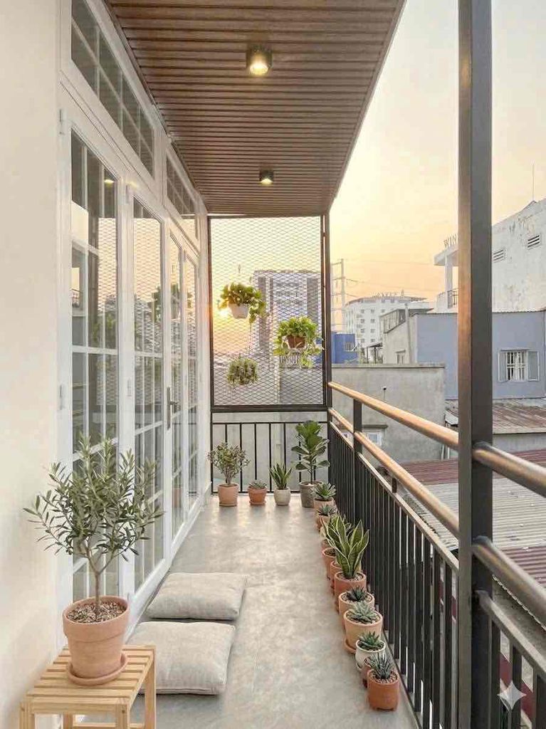 The balcony studio is super wide right next to the 4th district. 1 kx is on the line.