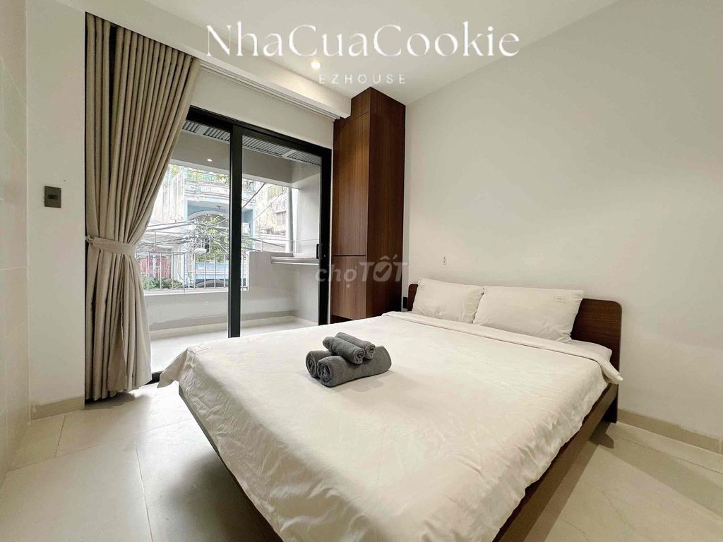 The apartment. A balcony-splitty interior. Right on the airport, bordering the bedroom.