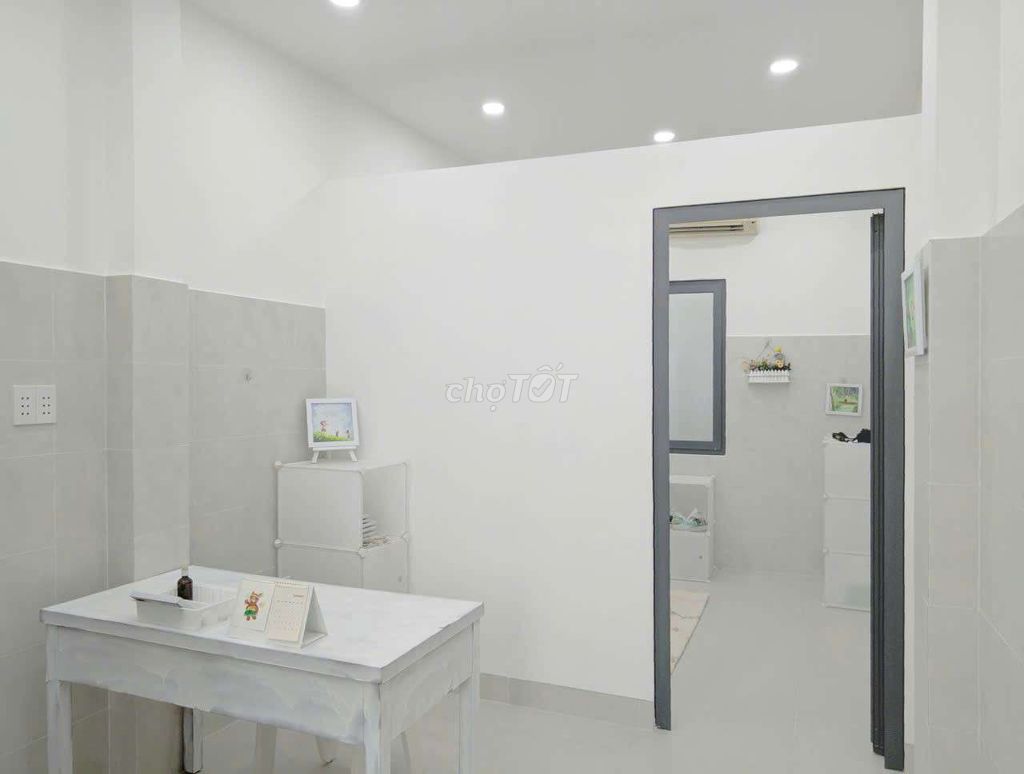 The two bedrooms, two, three-one-million-million-pack bathrooms, four-four-four-four-four-four-two-Q-Phuh-five.
