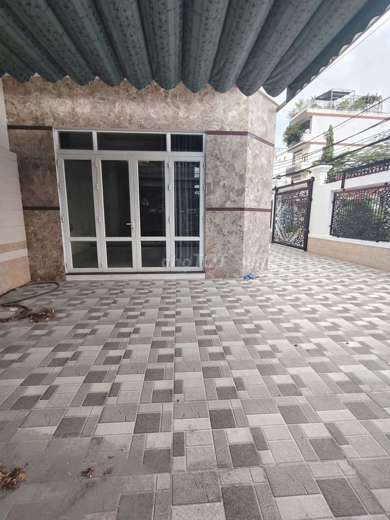angle two, front-side, broad-line số 10 street.