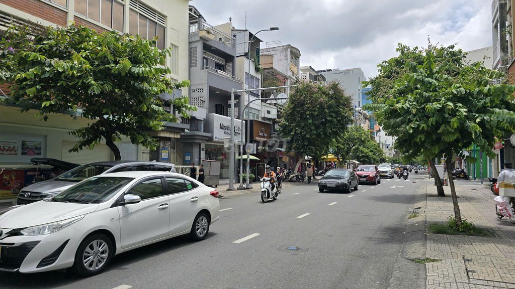 In cash, Knut Nguyễn Đình Chiểu, District 3. area: Four and a half meters x 13 meters. Five stories.